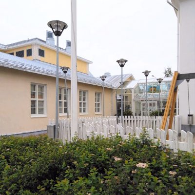 Kodisjoen kirjaston sisäänkäynti.